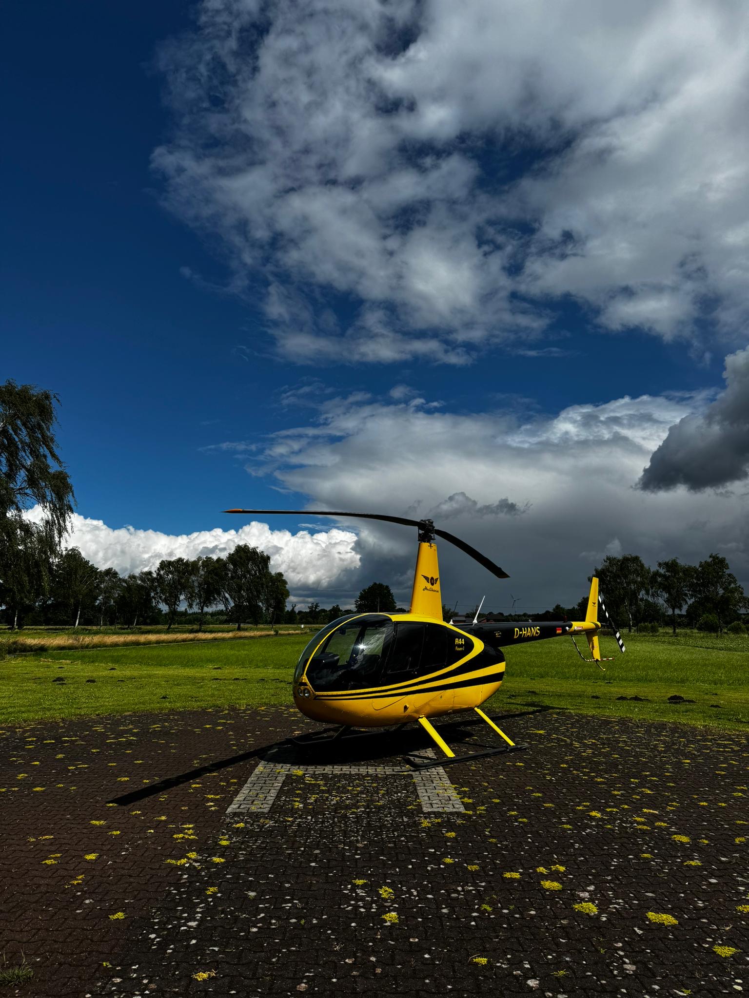 Genießen Sie den Früh­ling mit unseren Hubschrauber-Rundflügen!